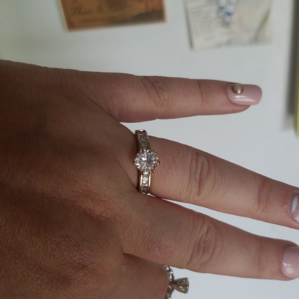 Gorgeous 18kgp ring w CZ Diamond - Picture 5 of 6